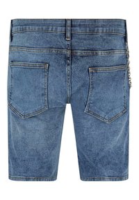 Shorts en denim bleu clair avec une texture délavée, comportant deux poches arrière et un détail en chaîne sur la ceinture.