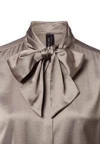 Satin blouse in taupe met een hoge kraag en een grote strik. Kenmerkt zich door een gladde textuur en subtiele glans, ontworpen met een verborgen knoopsluiting.