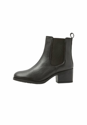 Bottine noire en cuir avec talon bloc, panneau latéral élastique et languette à l'arrière, présentée sur fond blanc.