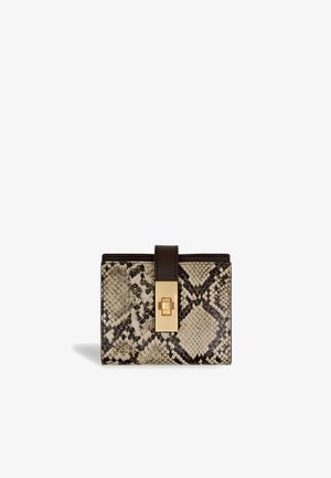 Compacte portemonnee met slangenprintpatroon, een donkerbruine leren band en een gouden rechthoekige gesp op een witte achtergrond.