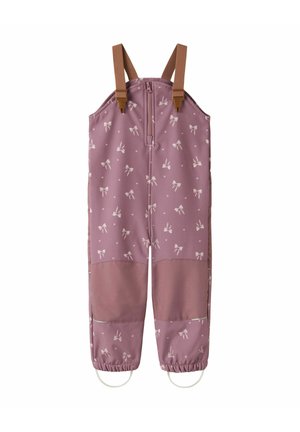 Salopette imperméable rose pour enfants avec motifs de nœuds blancs, bretelles réglables marron, genouillères et boucles élastiques pour les pieds.
