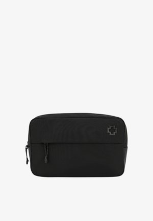 Borsa rettangolare nera realizzata in tessuto resistente, con una tasca anteriore con zip e un logo testurizzato nell'angolo superiore destro.
