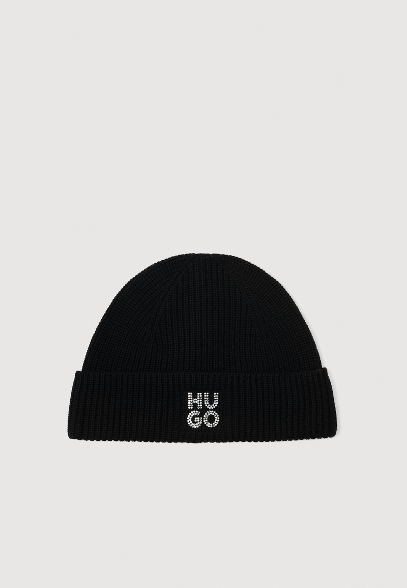 Czarna czapka beanie z prążkowanego materiału, z podwiniętym brzegiem, z małym białym napisem z kryształków "HUGO" na przedniej części.