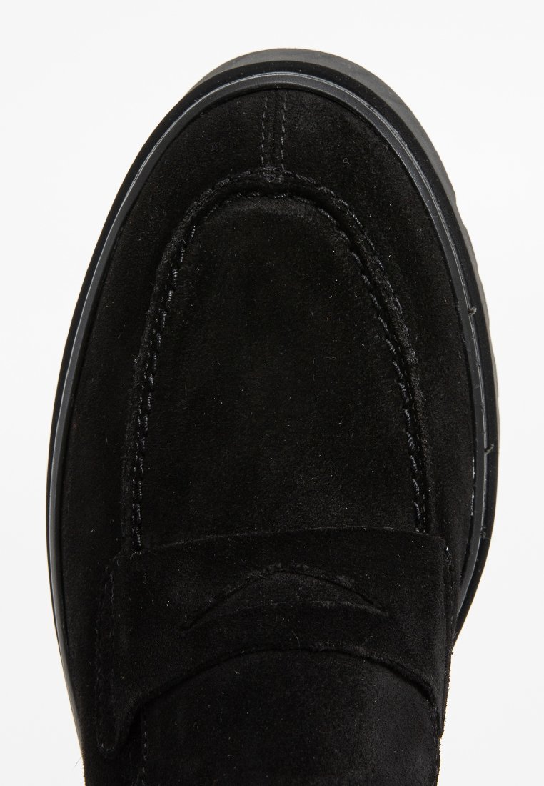 Schwarze Wildleder-Lederschuhe mit runder Zehenform, sichtbaren Nähten und einer glatten Gummisohle. Verfügt über ein dezentes erhabenes Design auf der Vorderseite.