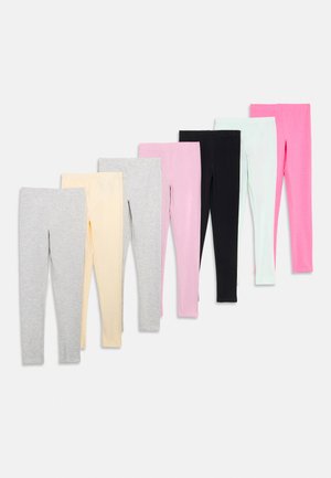 Sju par brett sammenlagte leggings i pastell- og nøytrale farger, arrangert side om side på en hvit bakgrunn.