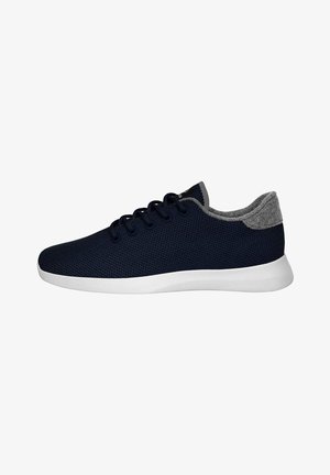 Marine mesh sneakers met een gestructureerde bovenkant, lichtgrijze accenten op de hiel, een witte rubberen zool en zwarte veters.