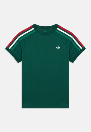 Temno zelena kratka majica s kratkimi rokavi, z rdečimi, belimi in zelenimi črtami na ramenih ter majhnim belim logotipom Adidas na prsih.