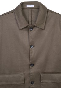 Giacca in suede marrone con bottoni neri, colletto a punta e due tasche frontali a pattina, taglia grande.