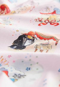 Bavlněná látka se barevnými, hravými ilustracemi tučňáka v smokingu, dortu a slavnostních prvků, na růžovém pozadí.