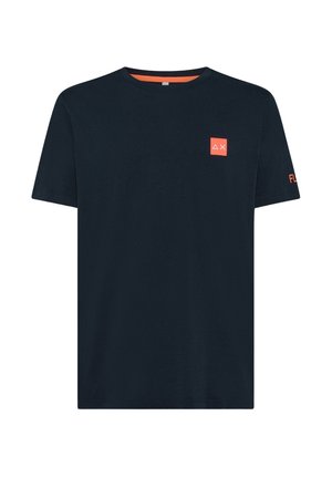Marineblaues Baumwoll-T-Shirt mit kurzen Ärmeln und Rundhalsausschnitt, mit einem kleinen orangefarbenen Quadrat-Logo auf der Brust und dem Schriftzug "FL" auf dem Ärmel.