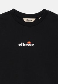 Čierne tričko s okrúhlym výstrihom a bielym logom "ellesse" s oranžovo-červeným polkruhovým dizajnom umiestneným na strede hrudníka.