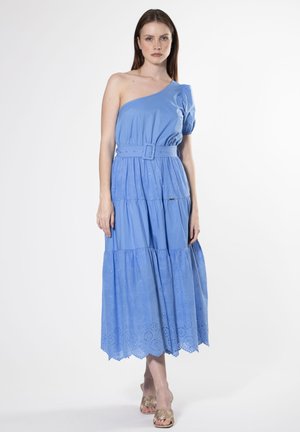 Abito blu a spalla singola con manica a sbuffo, vita con cintura e gonna a strati con dettagli floreali ricamati lungo l'orlo. Materiale in cotone morbido.