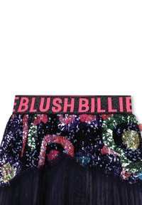 Schwarzer Paillettenrock mit mehrfarbigen Mustern, ausgestattet mit einem pinken "BLUSH BILLIE"-Bund und einer Tüllschicht am Saum.