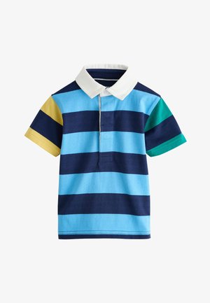 Rövid ujjú póló vízszintes tengerészkék és világoskék csíkokkal, fehér gallérral, sárga bal ujjal és zöld jobb ujjal.
