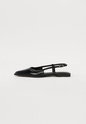 Zwarte leren slingback platte schoen met een scherpe neus, uitsnijdingen en een gespsluiting voor aanpassing. Gladde textuur en minimalistische stijl.