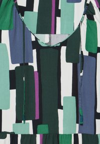 Valkoinen kangas, jossa on vihreitä, sinisiä ja purppuranvärisiä laikkuja, V-päätteen muoto, tekstuuri viimeistely ja sidottu yksityiskohta.