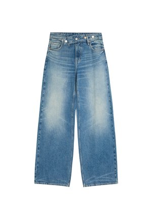 Weit geschnittene blaue Denim-Jeans mit ausgebleichtem Vorderteil, Fronttaschen und einem einzigartigen diagonal geknöpften Taillenbund-Detail.