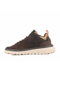 Sneaker in camoscio marrone e mesh con suola bianca spessa, dettagli arancioni e parti contrastanti beige. Presenta un design con lacci e una linguetta sul retro.
