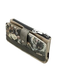 Monedero con una parte frontal de tela estampada que presenta diseños florales, acentos de cuero gris, cierre con cremallera y detalles en metal plateado.
