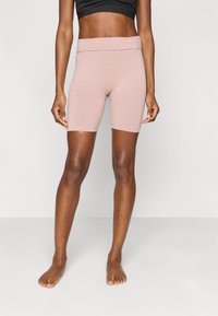 Ροζ ανοιχτόχρωμο ελαστικό ποδηλατικό σορτς με ψηλή μέση, κατασκευασμένο από μαλακό ύφασμα, με λεία υφή και εφαρμοστή γραμμή.