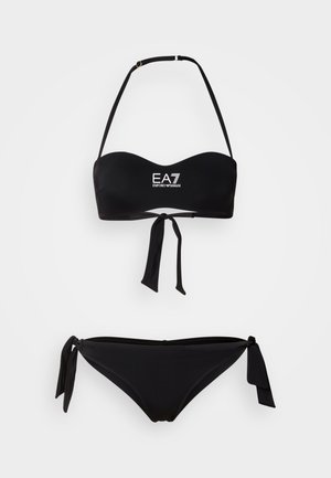 Σετ μαύρου μπικίνι που περιλαμβάνει τοπ bandeau με ρυθμιζόμενο κορδόνι και λογότυπο, καθώς και κάτω μέρος μπικίνι με κορδόνια στα πλάγια για προσαρμοσμένη εφαρμογή.