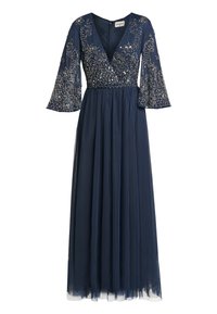 Vestido de noche azul marino con escote en V, bordado plateado detallado y mangas acampanadas de tres cuartos; confeccionado en tejido de tul ligero.