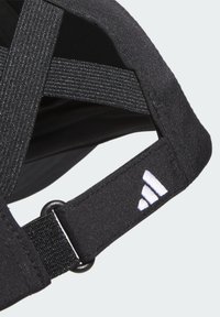 Černý sportovní kšiltovka s nastavitelným textilním popruhem, se bílým logem Adidas a texturovanými detaily pro bezpečné uchycení.