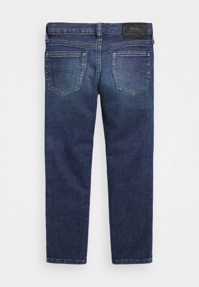 Los pantalones vaqueros de mezclilla azul oscuro presentan un diseño de pierna recta, bolsillos traseros y una etiqueta de cuero con marca en la cinturilla.