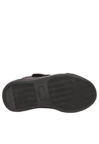 Suola di scarpa in gomma nera con battistrada testurizzato e bordo liscio. Presenta un piccolo ritaglio rettangolare vicino al centro per maggiore flessibilità.