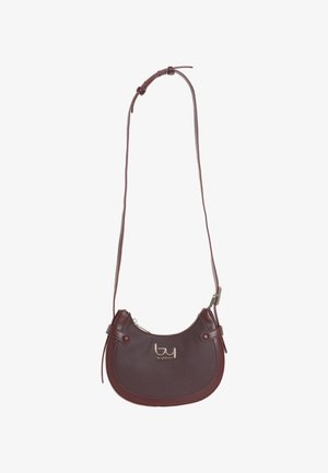 Piccola borsa a tracolla in pelle marrone scuro con tracolla regolabile e logo in metallo dorato sul davanti, chiusura con zip nella parte superiore.