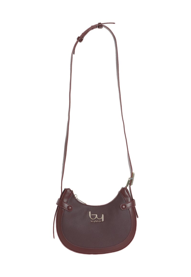 Piccola borsa a tracolla in pelle marrone scuro con tracolla regolabile e logo in metallo dorato sul davanti, chiusura con zip nella parte superiore.