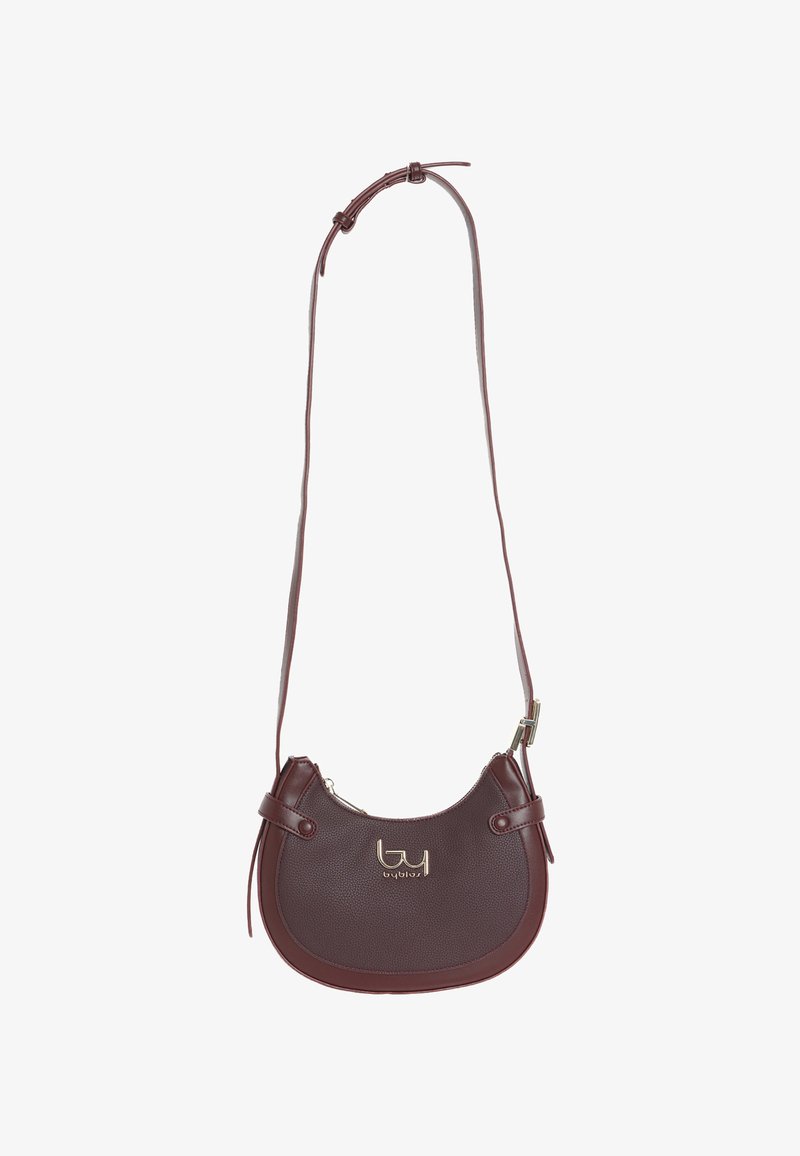 Piccola borsa a tracolla in pelle marrone scuro con tracolla regolabile e logo in metallo dorato sul davanti, chiusura con zip nella parte superiore.