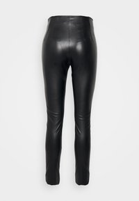 Leggings pretos em imitação de couro com uma alta cintura, textura suave e design ajustado, afunilando no tornozelo sem peças metálicas visíveis.