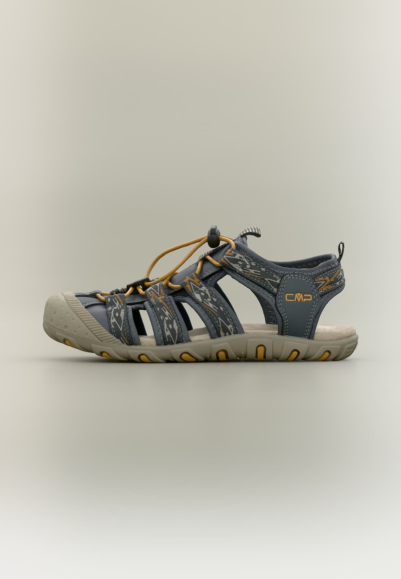 Γκρι και κίτρινο πέδιλο με ανοιχτά δάχτυλα για υπαίθρια χρήση, με ρυθμιζόμενα ελαστικά κορδόνια και προστατευτική καουτσούκ σόλα, με σήμανση CMP στο πλαϊνό λουράκι.