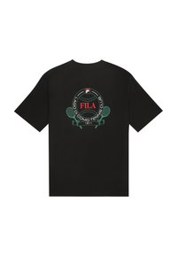 Czarna koszulka z okrągłym logo z napisem "FILA" i grafiką tenisową w kolorach czerwonym i zielonym, wykonana z miękkiej bawełny, z krótkimi rękawami.