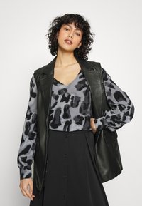 JDY JDYCOHEN - Blusa - oyster mushroom/black