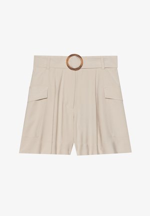 Shorts beiges taille haute avec une large ceinture plate, boucle circulaire en bois, devant plissé et deux poches latérales. Texture de tissu lisse.