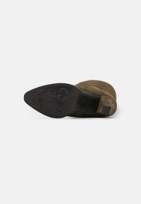 WONDERS Korolliset saappaat - khaki