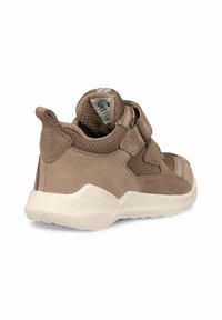 Scarpa in suede marrone e rete con una cuffia imbottita, due cinturini in Velcro e una suola bianca texturizzata. Presenta un design per il movimento naturale.