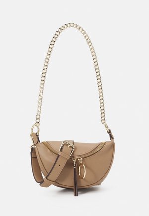 Hellbraune halbmondförmige Lederhandtasche mit goldfarbenem Reißverschluss, goldfarbener Kettenriemen, verstellbarem Leder-Schulterriemen sowie dekorativem Quasten- und Ringanhänger.