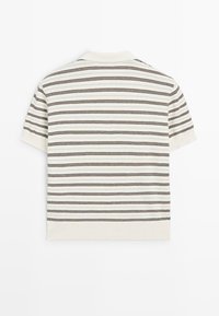 Bílé polo tričko s krátkými rukávy s černými a hnědými horizontálními pruhy, žebrovaným límcem a manžetami, položeno na plochu lícem dolů.