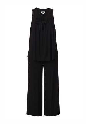 Czarny plisowany top bez rękawów z szerokimi spodniami, metka DKNY widoczna przy dekolcie.