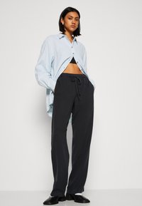 Samsøe Samsøe TROUSERS - Nadrágok - washed black