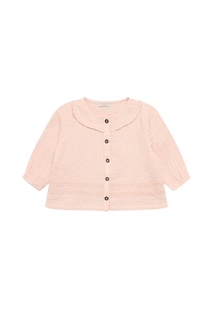 Lichtroze babycardigan met lange mouwen, ruchkraag, knoopsluiting aan de voorkant, en een fijne gestippelde textuur met kanten afwerking.