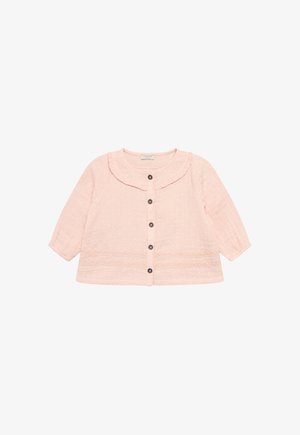 Lichtroze babycardigan met lange mouwen, ruchkraag, knoopsluiting aan de voorkant, en een fijne gestippelde textuur met kanten afwerking.