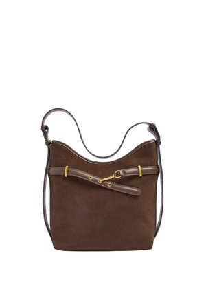 Brązowa zamszowa torba na ramię z regulowanym skórzanym paskiem oraz złotym klamrą i metalowymi detalami, na białym tle.