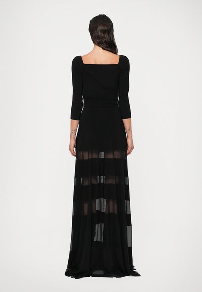 Rochie neagră cu fustă lungă, transparentă, cu dungi orizontale, cu corset ajustat, decolteu pătrat și mâneci trei sferturi. Material moale, fluid.