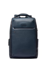 Mochila de cuero azul marino con superficie texturizada, asa superior y cierre de cremallera. Cuenta con un bolsillo frontal y un compartimento lateral con cremallera.