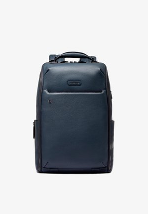 Marineblauwe leren rugzak met een gestructureerd oppervlak, een bovenhandvat en een ritssluiting. Voorzien van een voorvak en een zijvak met ritssluiting.