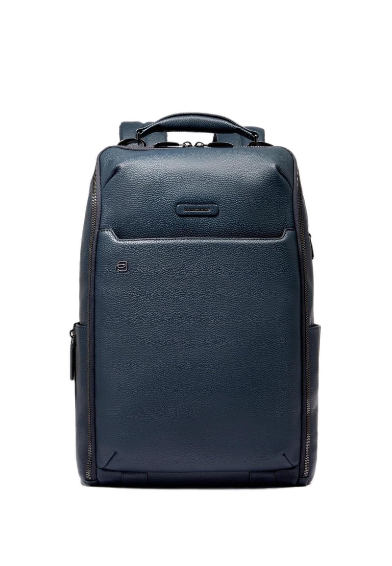 Mochila de cuero azul marino con superficie texturizada, asa superior y cierre de cremallera. Cuenta con un bolsillo frontal y un compartimento lateral con cremallera.